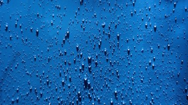 Su damlaları. Damlacık yağmur dokusu sıçratıyor. Su sıçratma deseni. Seçici odak