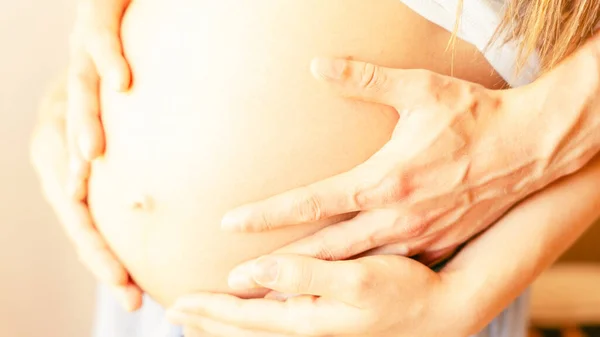 Hasa Terhes Boldog Terhes Férj Ölelkeznek Terhes Hason Terhesség Anyaság — Stock Fotó