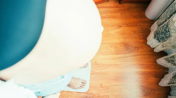 Pesas Embarazadas Vientre Mujer Feliz Embarazo Mujer Pie Básculas Peso —  Fotos de Stock