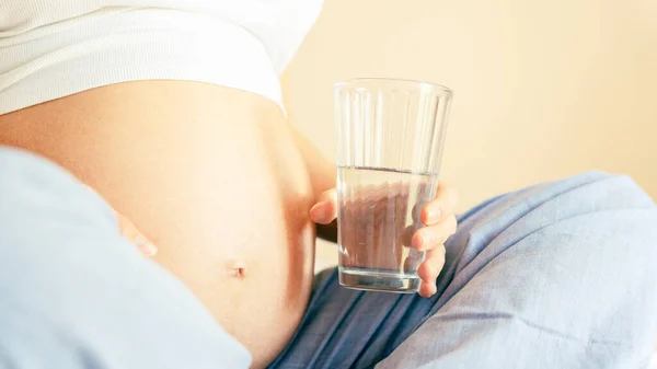 Mulher Grávida Que Bebe Água Jovem Gravidez Mãe Beber Água — Fotografia de Stock