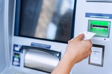 ATM 'nin parası. Kadın para çekme faturası. İçinde 100 Amerikan doları var. Para doları, banka kartı.