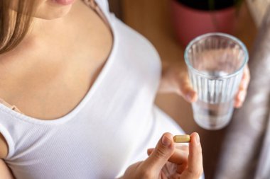 Hamilelik ilacı vitamin hapı. Elinde vitamin hapı tutan mutlu hamile kadın. Diyet beslenme. Sağlıklı beslenme, yaşam tarzı