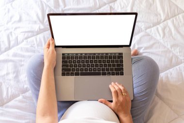 Hamilelik dijital ekran modeli. Elinde boş dizüstü bilgisayar tutan hamile bir kadın. Taşınabilir hamilelik çevrimiçi annelik başvurusu maketi. Hamilelik kavramı, annelik, bebek doğumu beklentisi