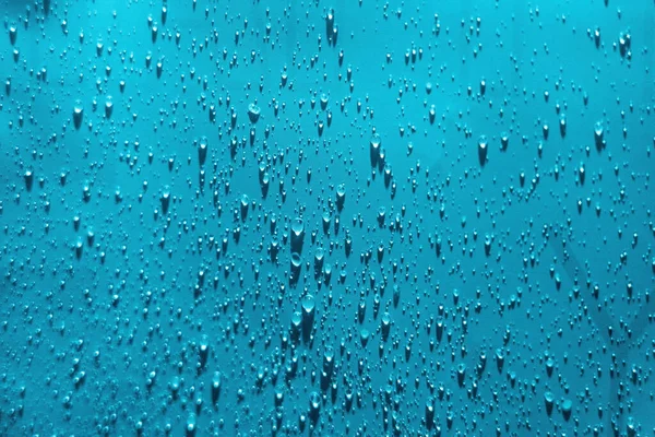 질감을 떨어뜨린다 물줄기를 떨어뜨린다 선택적 집중입니다 물방울을 튀기는 빗물의 — 스톡 사진