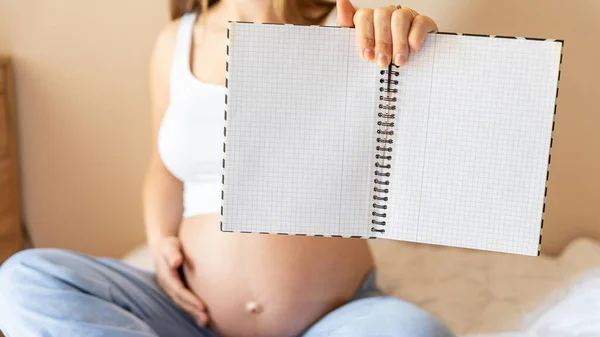 Lista Kobiet Ciąży Młoda Ciężarna Matka Trzymająca Notatnik Kobieta Ciąży — Zdjęcie stockowe