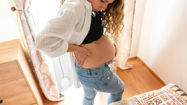 Graviditet Ryggvärk Ryggsmärta Vacker Gravid Kvinna Lider Ryggsmärta Känns Ryggvärk — Stockfoto