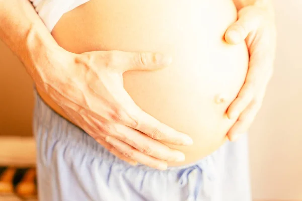 Hamile Göbek Elleri Mutlu Hamilelik Kadınları Kocalar Hamile Karnına Sarılıyorlar — Stok fotoğraf