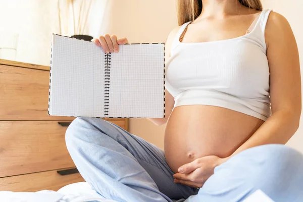 Pregnant Writing Baby List Beautiful Pregnancy Woman Writing Check List — Zdjęcie stockowe