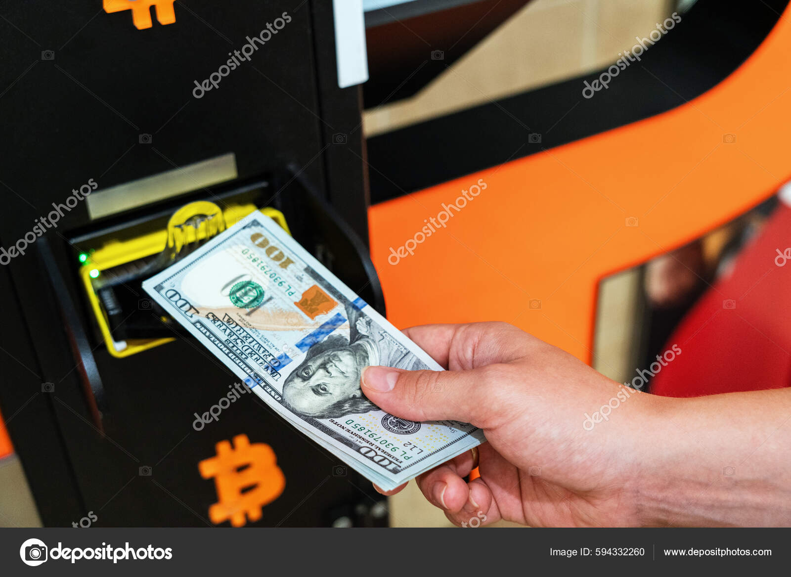 Cajero Automático Bitcoin Máquina Criptomoneda Mujer Retirar Dinero  Efectivo Billete — Foto de stock #594332260 © Mvelishchuk