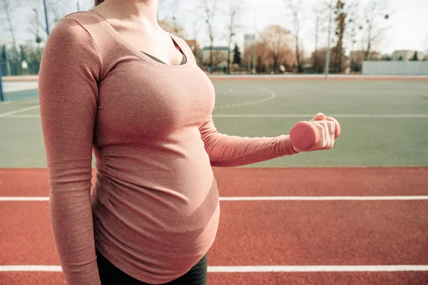 Hamilelik Eğitimi Hamile Kadın Yoga Sporu Antrenmanı Yapıyor Dışarıda Doğum — Stok fotoğraf