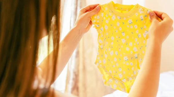 Ubrania Ciążowe Dla Niemowląt Piękna Ciężarna Matka Żółtych Dziecięcych Ubraniach — Zdjęcie stockowe