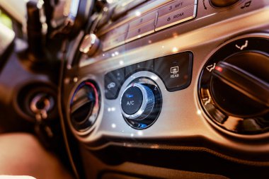 Araba kliması. Soğuk otomobil serinliği için araç havalandırması. Otomatik iklim durumu. Sıcak hava kontrol paneli