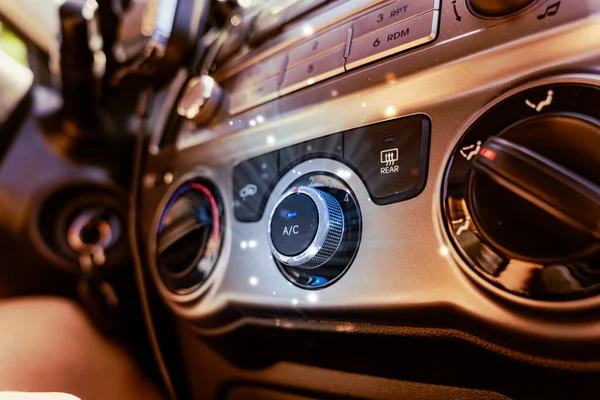 Araba kliması. Soğuk otomobil serinliği için araç havalandırması. Otomatik iklim durumu. Sıcak hava kontrol paneli