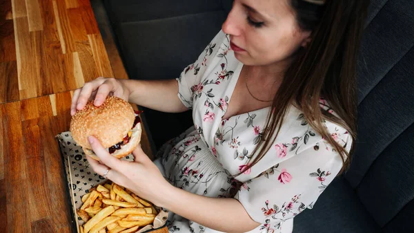 Hamburger Eating Pregnancy Woman Hungry Pregnant Girl Bting Burger Fast — Stock fotografie