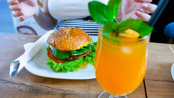 Vegetarian Hamburger Healthy Vegan Burger Cute Cheerful Girl Eating Veggie — Stock fotografie