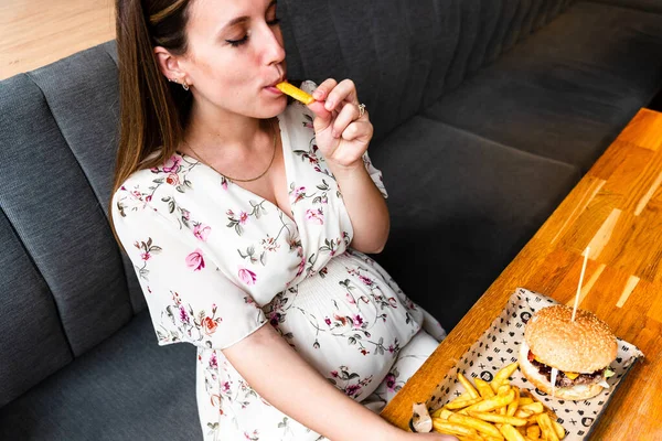 Hamburger Pregnancy Girl Eat Pretty Happy Pregnant Woman Eating Tasty — Stock fotografie