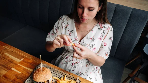 Hamburger Pregnancy Girl Eat Pretty Happy Pregnant Woman Eating Tasty — Stock Photo, Image