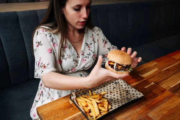 Woman Burger Eating Hungry Girl Biting Hamburger Fast Food People — Stock Photo, Image