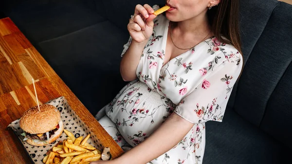 Hamburger Pregnancy Girl Eat Pretty Happy Pregnant Woman Eating Tasty — Stock fotografie