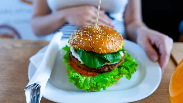 Vegetarian Hamburger Healthy Vegan Burger Cute Cheerful Girl Eating Veggie — Stock Photo, Image