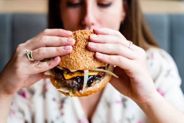 Pregnancy Woman Burger Eating Hungry Pregnant Girl Biting Hamburger Fast — Stock Photo, Image