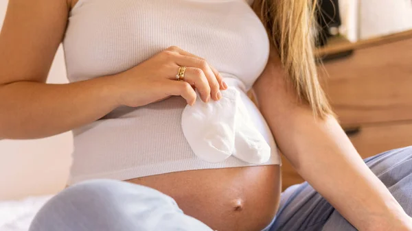 Σακούλα Εγκυμοσύνης Μωρουδιακά Ευτυχισμένη Νεαρή Έγκυος Που Κρατάει Κίτρινα Μωρουδιακά — Φωτογραφία Αρχείου
