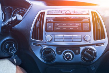 Araba kliması. Soğuk otomobil serinliği için araç havalandırması. Otomatik iklim durumu. Klima havalandırma sistemi