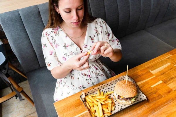 Burger Pregnant Girl Eat Hungry Happy Pregnancy Woman Eating Tasty — Stock Photo, Image