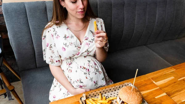 Pregnancy Woman Burger Eating Hungry Pregnant Girl Biting Hamburger Fast — Stock fotografie