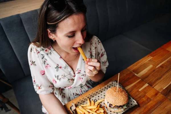 Burger Girl Eat Hungry Caucasian Woman Eating Tasty Hamburger Junk — Stock Photo, Image