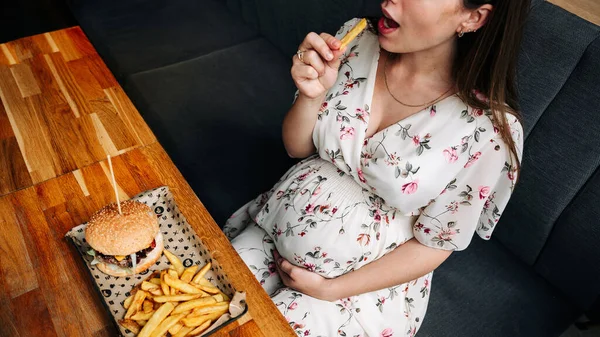 Fast Food Burger Eat Pregnant Girl Pretty Young Happy Pregnancy — Stock fotografie