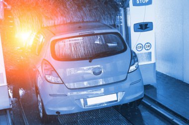 Otomatik oto yıkama, otomatik oto fırça yıkama istasyonunda temiz mavi araba. Otomatik oto yıkama servisi