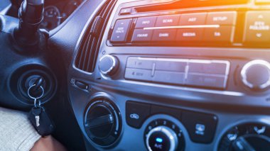 Araba kliması. Soğuk otomobil serinliği için araç havalandırması. Otomatik iklim durumu. Klima havalandırma sistemi