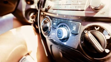 Araba kliması. Soğuk otomobil serinliği için araç havalandırması. Otomatik iklim durumu. Sıcak hava kontrol paneli