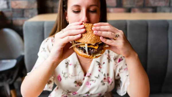 Burger Girl Eat Hungry Caucasian Woman Eating Tasty Hamburger Junk — Stock Photo, Image