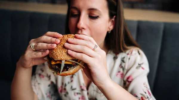Burger Girl Eat Hungry Caucasian Woman Eating Tasty Hamburger Junk — Stock Photo, Image