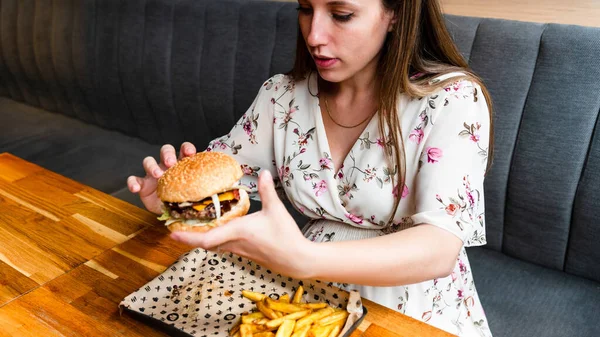 Woman Burger Eating Hungry Girl Biting Hamburger Fast Food People — Stock Photo, Image