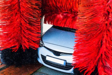 Otomatik oto yıkama. Otomatik oto yıkama istasyonunda fırçayla temizlenmiş mavi araba. Otomatik oto yıkama makinesi arkaplanı