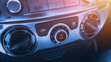 Araba kliması. Soğuk otomobil serinliği için araç havalandırması. Otomatik iklim durumu. Sıcak hava kontrol paneli