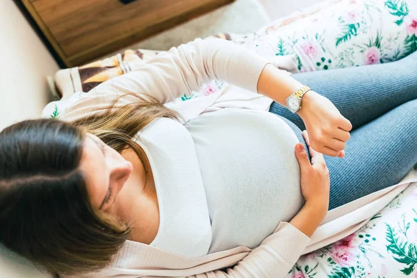 Έγκυες Συσπάσεις Πόνου Έγκυος Γυναίκα Παρακολουθεί Ρολόι Κρατάει Την Κοιλιά — Φωτογραφία Αρχείου