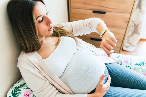 Tiempo Embarazo Hospital Embarazada Sosteniendo Vientre Del Bebé Mujer Mirando —  Fotos de Stock