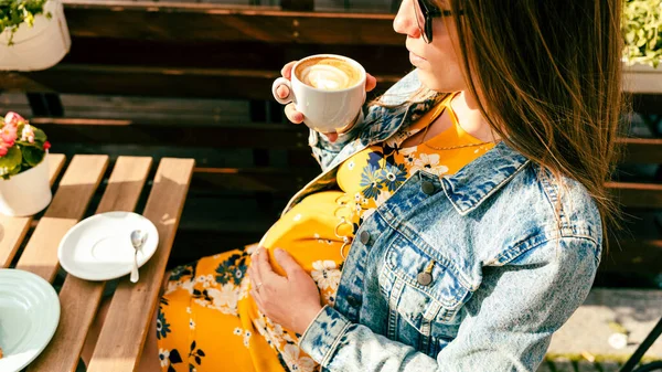 Bevi Caffè Donna Incinta Felice Gravidanza Ragazza Bere Caffè Caldo — Foto Stock