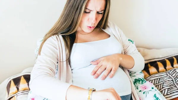 妊娠中は入院 妊娠中の赤ん坊の腹 時計を見て女性 出産時間 収縮の痛み 妊娠出産をコンセプトに — ストック写真