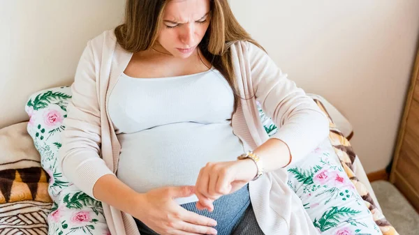 Pregnant Contractions Time Pregnancy Woman Watching Clock Holding Baby Belly — Foto Stock