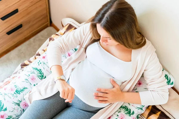 Gravid Klocka Tid Förlossning Förlossningstid Smärtor Sammandragningarna Graviditet Kvinna Tittar — Stockfoto