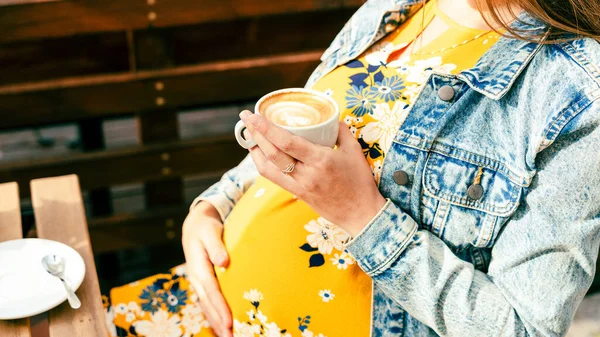 Έγκυος Γυναίκα Ποτό Καφέ Ευτυχισμένο Κορίτσι Εγκυμοσύνης Πίνουν Ζεστό Καφέ — Φωτογραφία Αρχείου