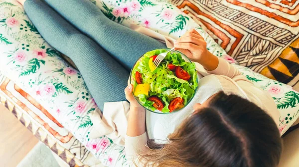 Pregnancy Eating Healthy Salad Happy Pregnant Woman Eating Nutrition Food — kuvapankkivalokuva