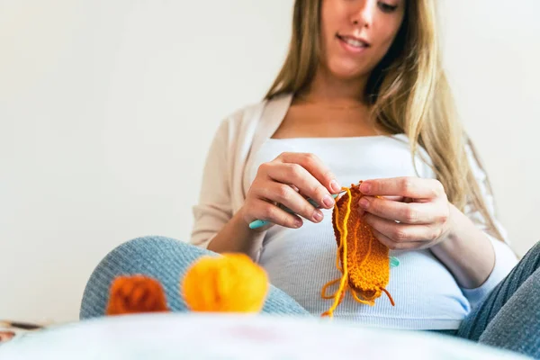 Woman Knitting Baby Winter Clothes Cute Pregnant Woman Knit Fashion — Stock Photo, Image