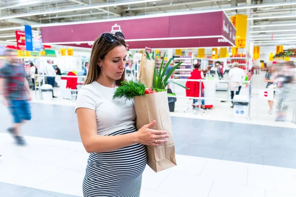 Zwangere Supermarkt Voedselzak Zwangerschap Vrouw Met Gezond Fruit Verse Tomaat — Stockfoto