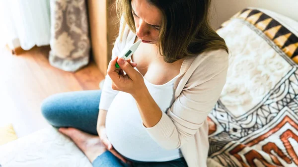Έλεγχος Θερμοκρασίας Πυρετού Εγκυμοσύνης Έγκυος Γυναίκα Κρατώντας Θερμόμετρο Ελέγξτε Πυρετό — Φωτογραφία Αρχείου
